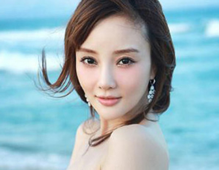Китайская актриса Ли Сяолу