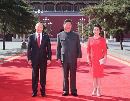 Си Цзиньпин вместе с зарубежными гостями, участвующими в торжествах по случаю Дня Победы, сфотографировались на память
