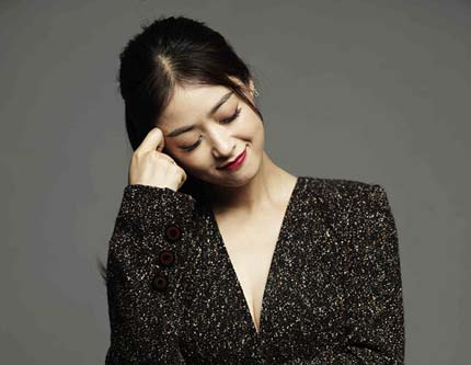 Снимки актрисы Цзян Синь на обложке журнала