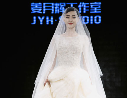 Ван Ликунь в свадебном платье
