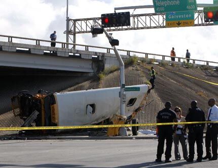 Две школьницы погибли в результате аварии с автобусом в Хьюстоне