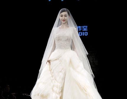 Красавица Ван Ликунь в свадебном платье