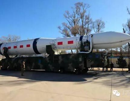 Транспортер для перевозки ракеты-носителя "Чанчжэн-6" к стартовой площадке