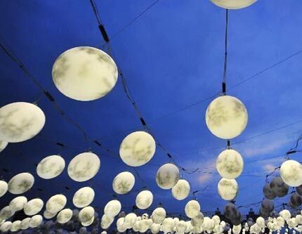 2499 ламп в виде луны на улицах города Янчжоу провинции Цзянсу к празднику середины Осени