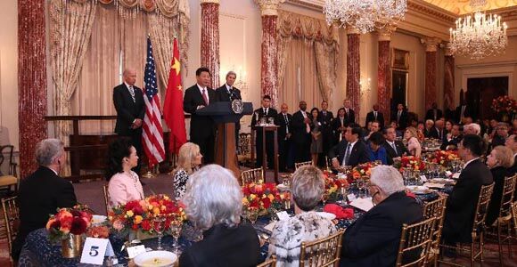 Си Цзиньпин присутствовал на обеде в его честь, устроенном вице-президентом США Дж. 
Байденом и госсекретарем Дж. Керри