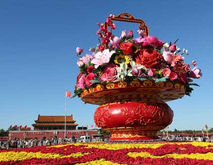Красивая клумба появилась на площади Тяньаньмэнь к Национальному празднику