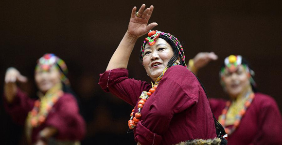 Соревнования по групповым танцам среди тибетских женщин