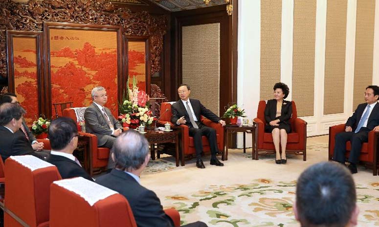 Член Госсовета КНР встретился с делегацией Сингапурской китайской торгово-промышленной 
палаты