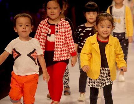 Дети-модели на подиуме в Шанхае