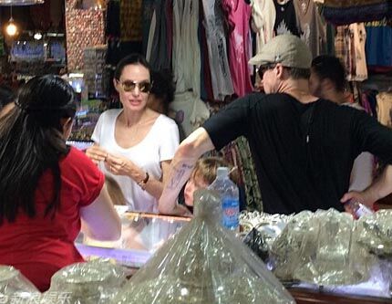 Джоли и Питт вместе с детьми посетили рынок в Камбодже