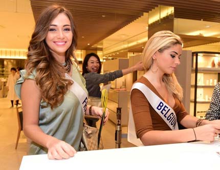Представительницы разных стран мира на конкурсе красоты Miss International 2015 делают покупки в Токио