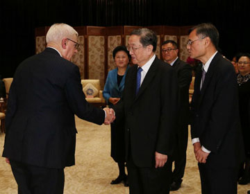 Юй Чжэншэн встретился с зарубежными членами Комиссии советников при Институте экономики и управления Университета Цинхуа