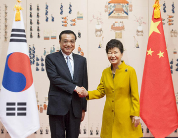 Ли Кэцян провел переговоры с президентом РК Пак Кын Хе