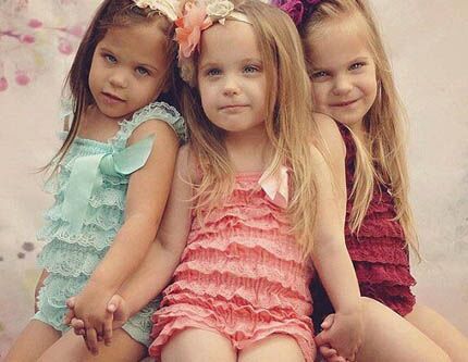Милая тройня девочек в объективе мамы-фотолюбительницы