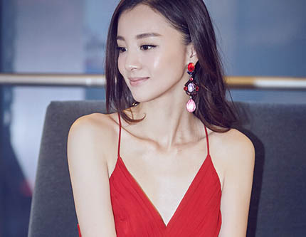 Актриса Чжан Линчжи в красном платье