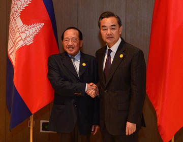 Ван И встретился с главой МИД Камбоджи Х. Намхонгом