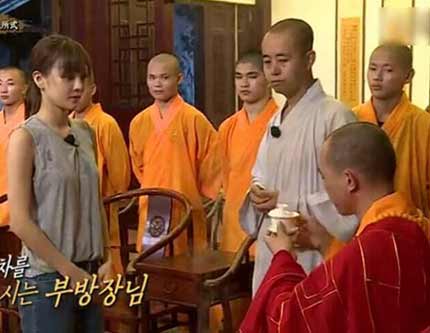 Корейские женщины-звезды посетили Шаолиньский монастырь в провинции Фуцзянь