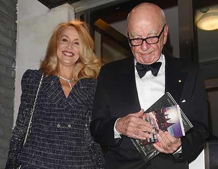 84-летний медиамагнат Мердок с новой девушкой -- 59-летней моделью Джерри Холл