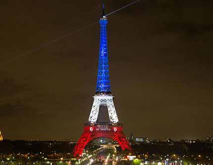 В Париже Эйфелеву башню окрасили в цвета флага Франции