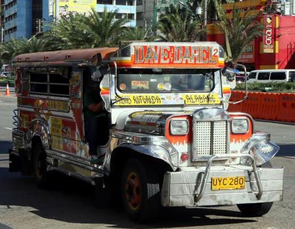 Характерное траспортное средство на улицах Манилы -- Джипни