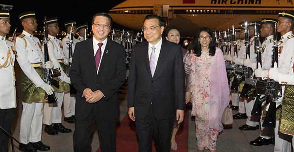 Ли Кэцян прибыл в Куала-Лумпур для участия в ряде встреч руководителей по восточноазиатскому сотрудничеству и с официальным визитом в Малайзию