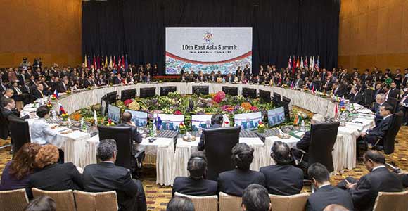 Ли Кэцян выступил на 10-м Восточноазиатском саммите