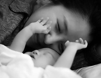 Китайская певица Хэ Цзе с новорожденной дочкой в фотографиях