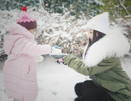 Ли Сяолу со своей дочкой играют в снегу