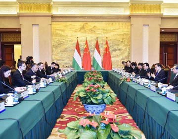 Главы правительств Китая и Венгрии обсудили двусторонние связи