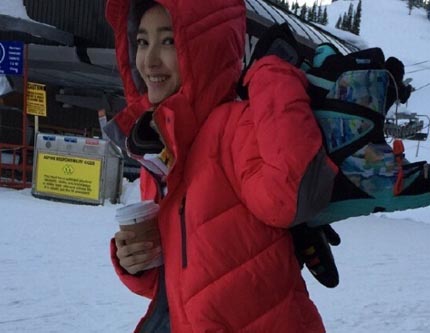 Актриса Ван Ликунь в Канаде на лыжах