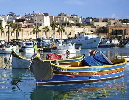 Традиционная мальтийская рыбацкая лодка -- луззу