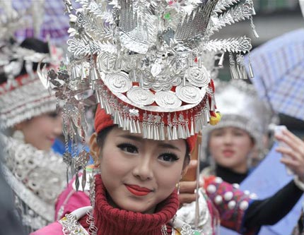 Фестиваль костюмов народности Мяо состоялся в древнем городке Фэнхуан
