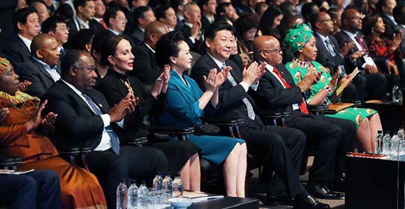 Си Цзиньпин с супругой присутствовали на художественном представлении, посвященном 
закрытию мероприятий "Года Китая в ЮАР"