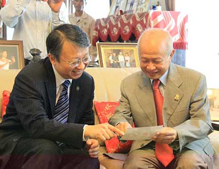 Китайская делегация посещает Камбоджу для ознакомления с духом пятого пленума ЦК 
КПК 18-го созыва