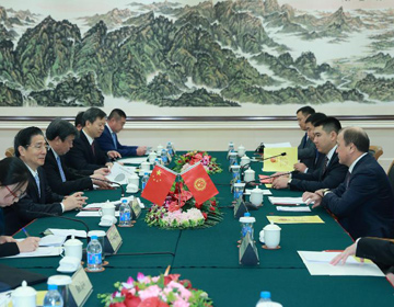 Китай намерен усилить взаимодействие с Кыргызстаном в борьбе с "тремя силами зла" 
-- Го Шэнкунь