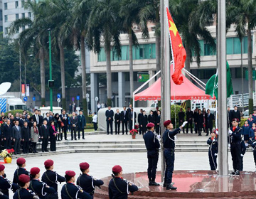 В Аомэне состоялась церемония поднятия государственного флага по случаю 16-й годовщины возвращения Аомэня под юрисдикцию КНР