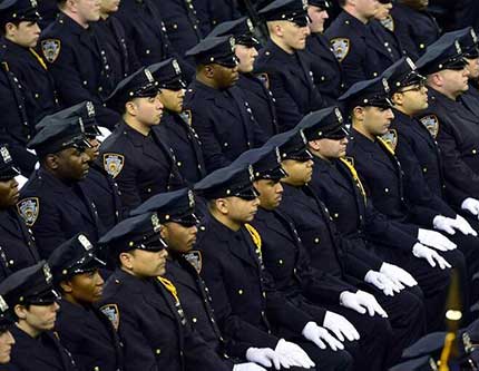 В Нью-Йорке состоялась выпускная церемония полицейских учителей