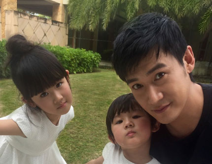Актер Лу И с двумя милыми дочерями