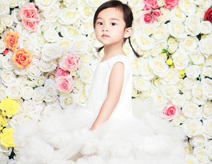 Милая девочка Тянь Синь позирует для модного журнала