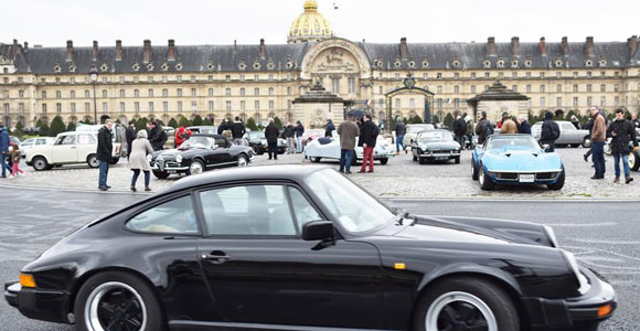 В Париже состоялся 16-й парад классических автомобилей
