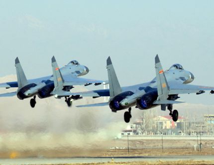 Два истребителя J-11 взлетают для повседневных тренировок