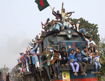 Бангладешские мусульмане переполненным поездом съезжаются на открытие Бишва иджтима