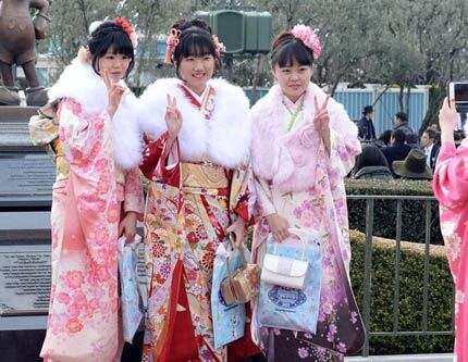 Японки в кимоно в токийском диснейленде