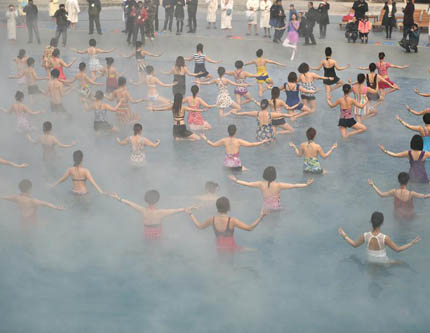 Любители йоги делают йогу в бассейне горячего источника в Лояне