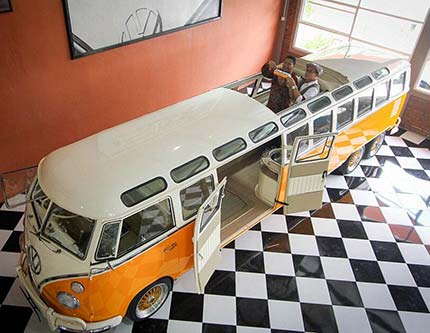 Самый длиный ретро-автобус Хиппи появился в Индонезии