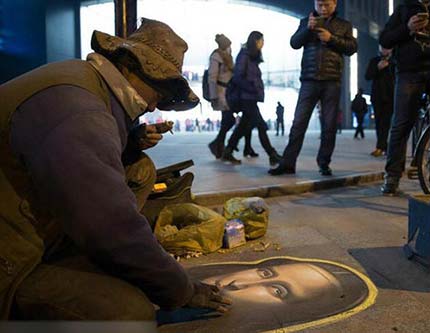 В Нанкине бомж нарисовал портрет Моны Лизы