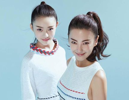Два поколения «звёздных девочек» Чжан Юйчи и Линь Юнь позируют для модного журнала