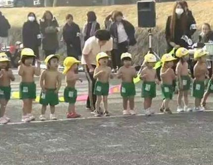 Бегающие без рубашки дети в Японии плакали от мороза