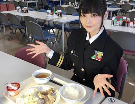 Японская актриса озвучивания в посешает Морские силы самообороны Японии