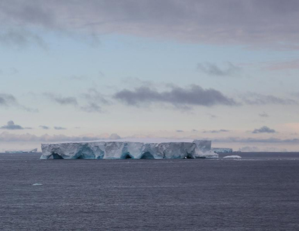 Айсберги в водах возле Антарктического полуострова